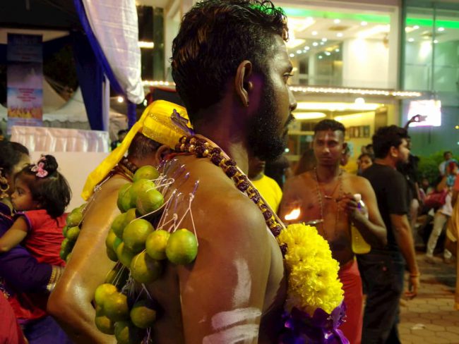 ヒンドゥ―教の奇祭タイプ―サムで背中に針を刺して苦行する信者の写真